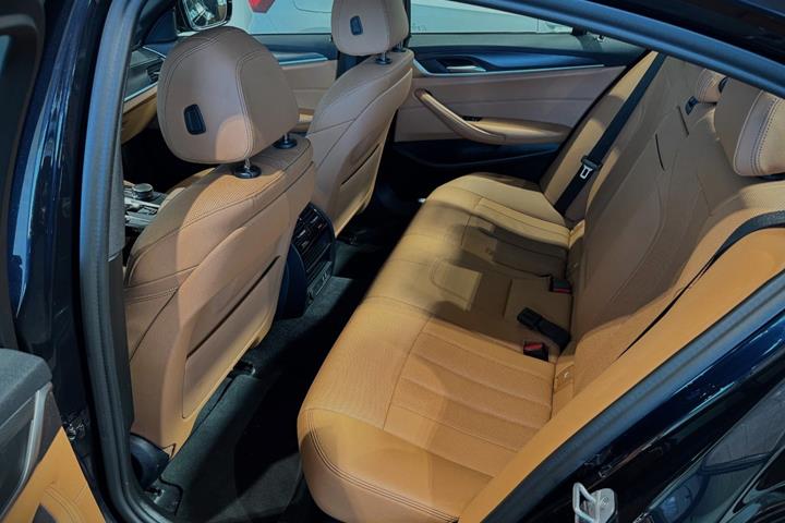 Sort BMW 545e fra 2022 set indefra