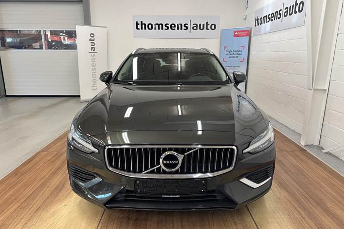 Grå Volvo V60 fra 2021