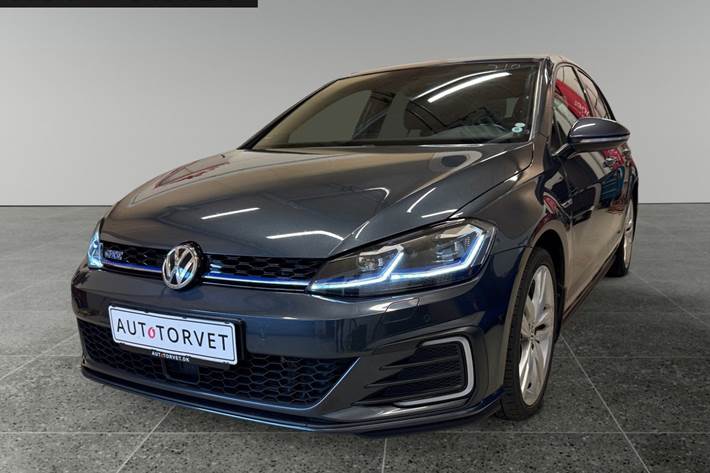 Blå VW Golf VII fra 2018 set udefra