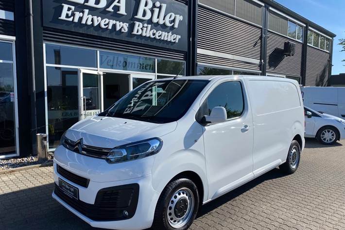 Hvid Citroën Jumpy fra 2020 set udefra