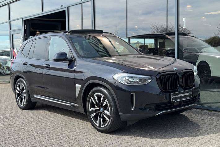 Blå BMW iX3 fra 2021 set udefra