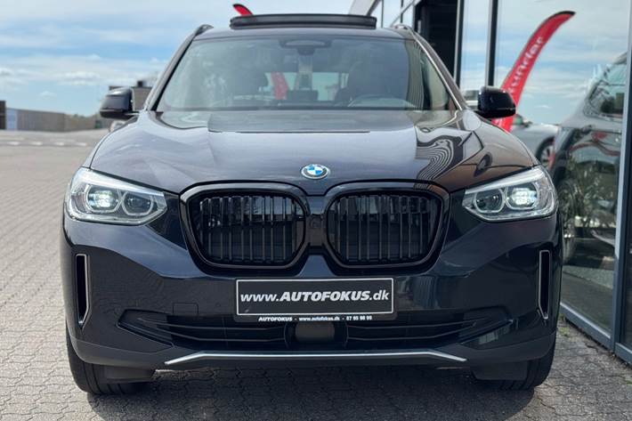 Blå BMW iX3 fra 2021