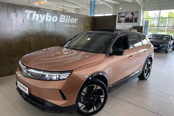 Kobber Opel Grandland fra 2025 set udefra