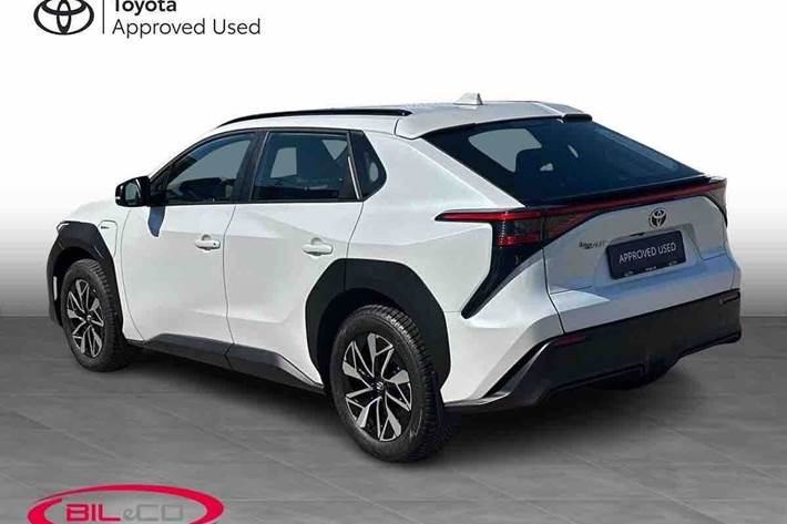 Hvid Toyota bZ4X SUV fra 2025