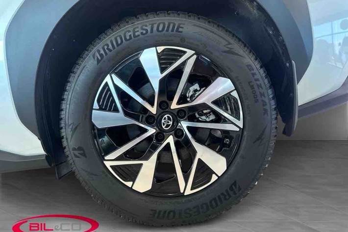 Hvid Toyota bZ4X SUV fra 2025
