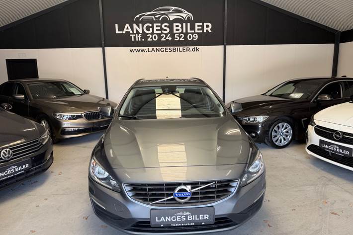 Grå Volvo V60 fra 2017