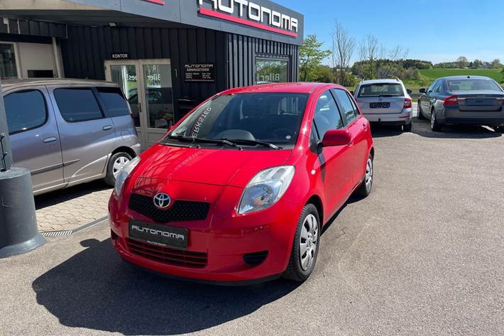 Rød Toyota Yaris fra 2009