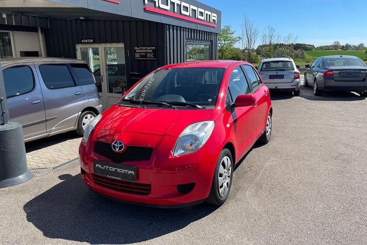 Rød Toyota Yaris fra 2009 set udefra