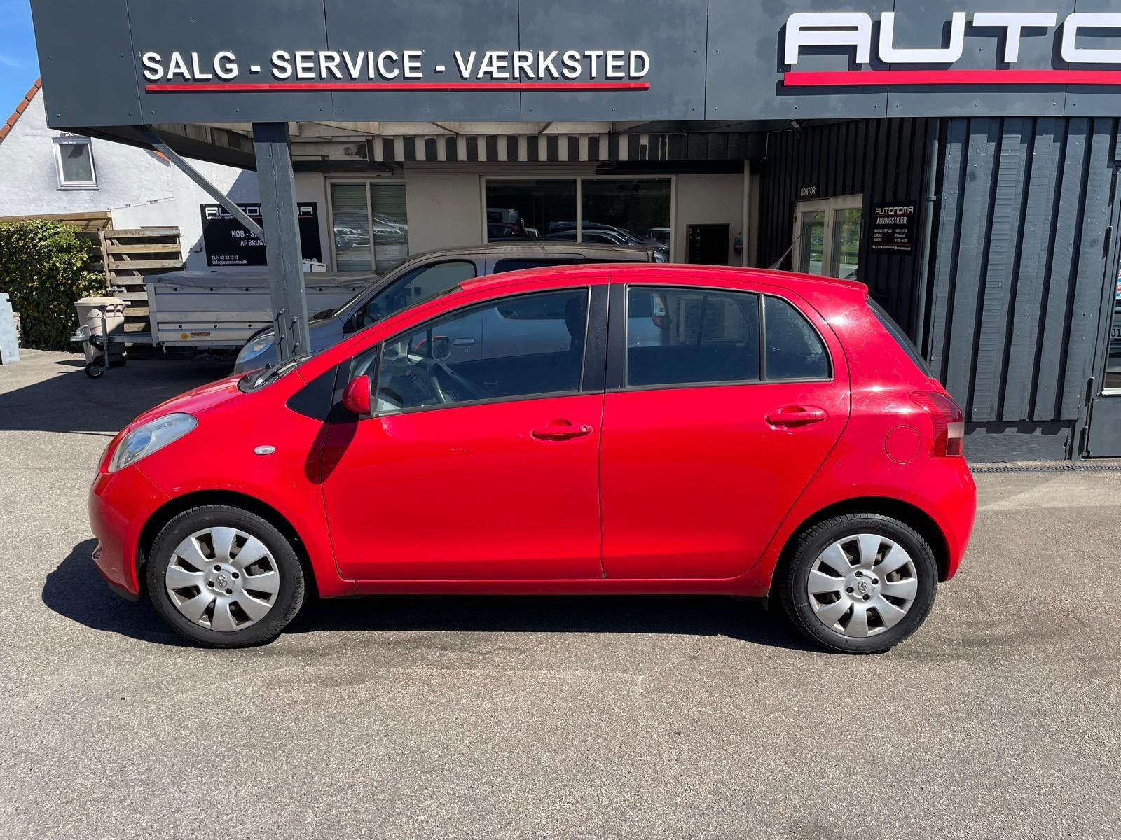 Rød Toyota Yaris fra 2009