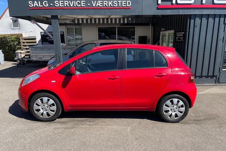 Rød Toyota Yaris fra 2009