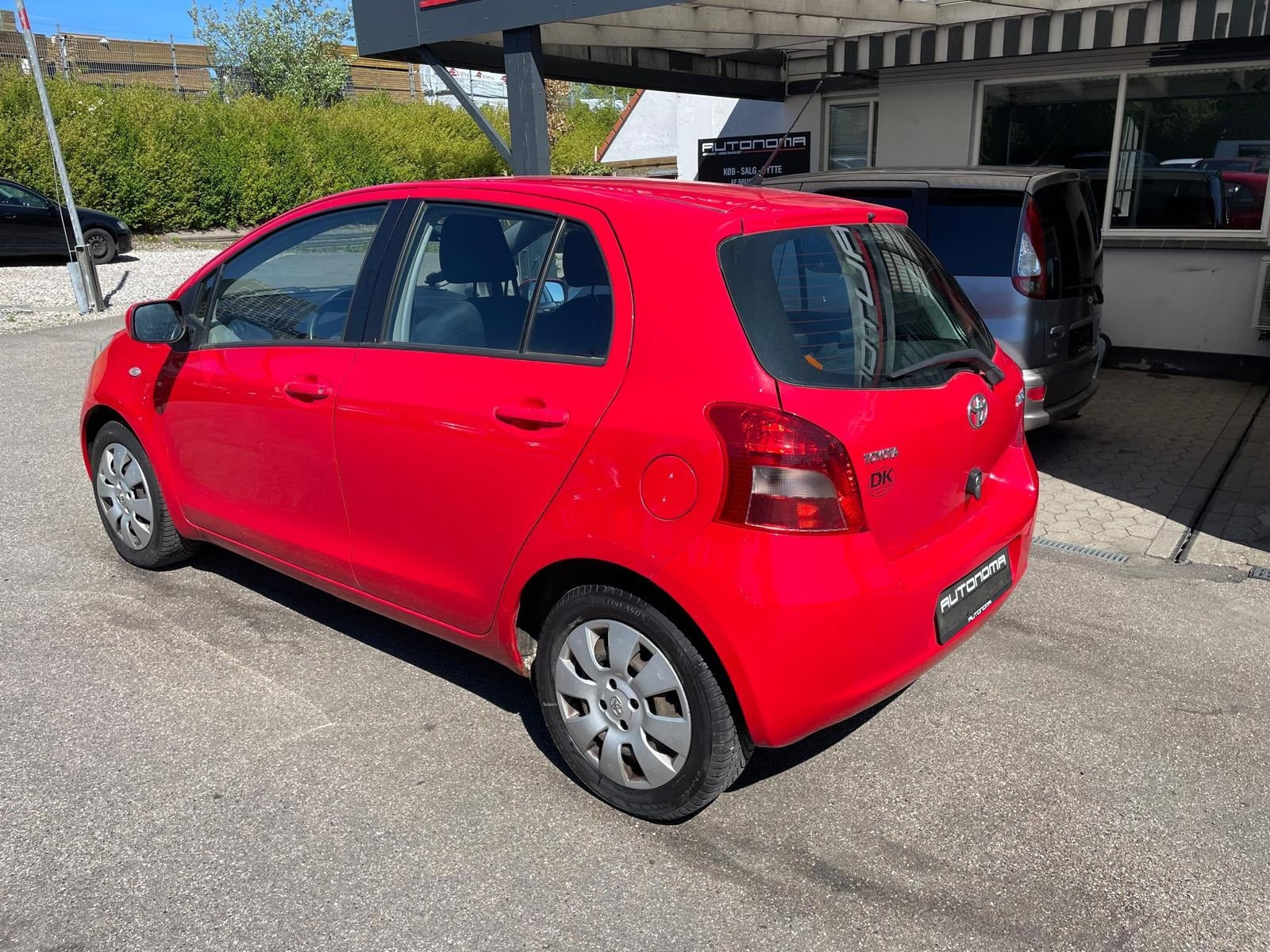 Rød Toyota Yaris fra 2009