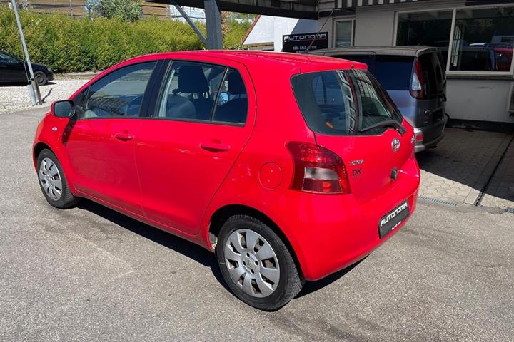 Rød Toyota Yaris fra 2009