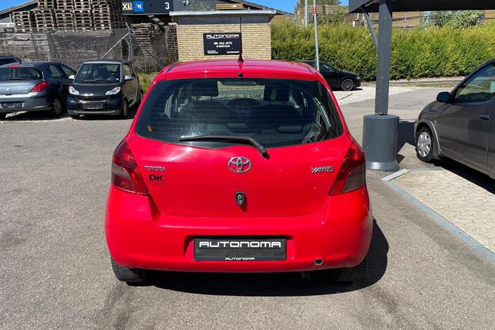 Rød Toyota Yaris fra 2009