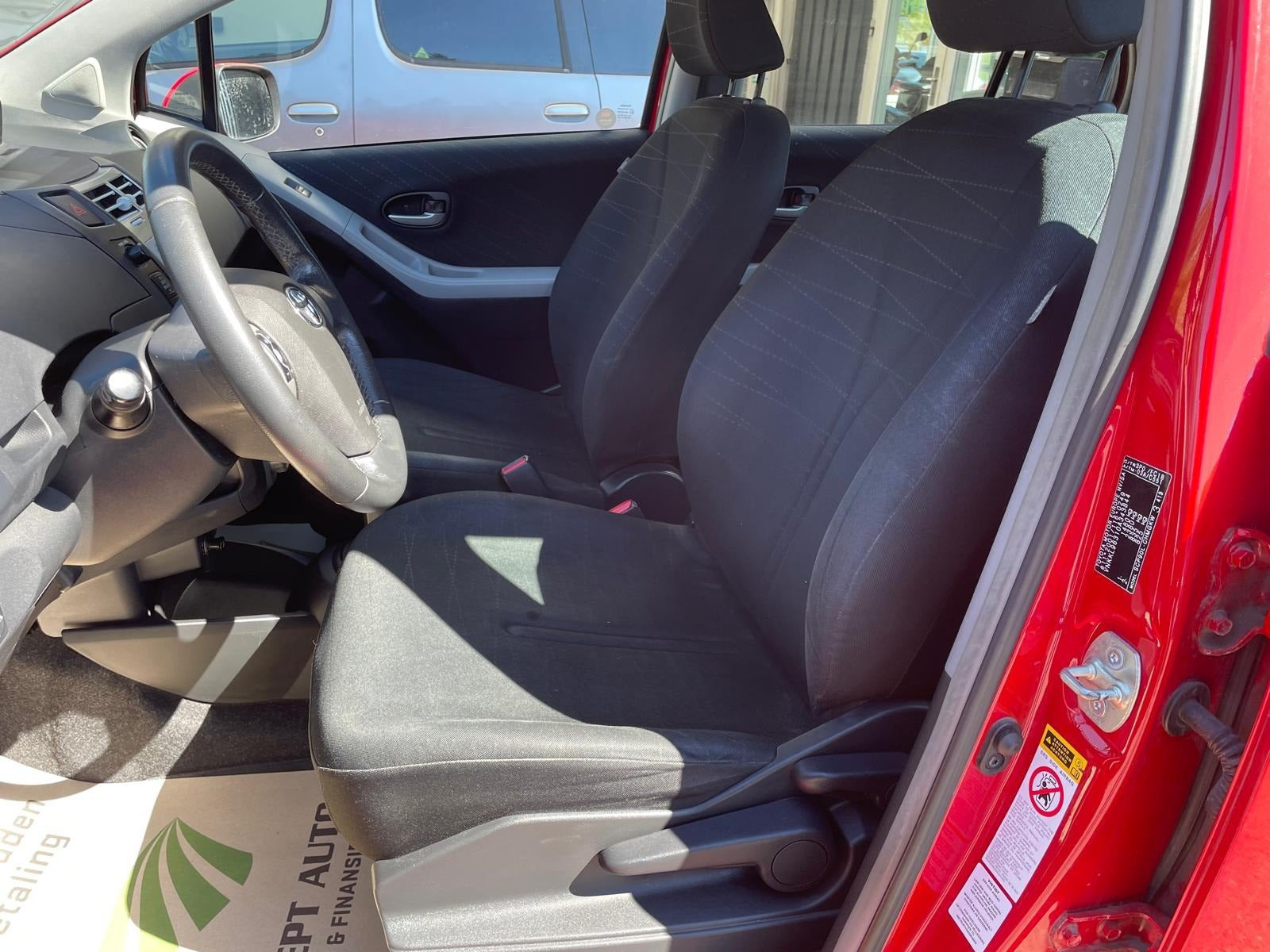 Rød Toyota Yaris fra 2009