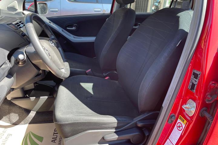 Rød Toyota Yaris fra 2009