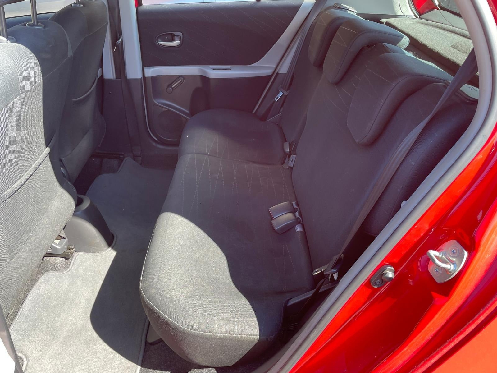 Rød Toyota Yaris fra 2009