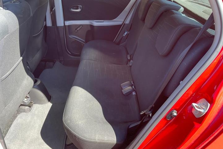 Rød Toyota Yaris fra 2009