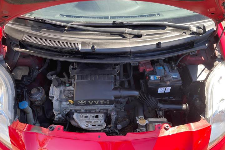 Rød Toyota Yaris fra 2009