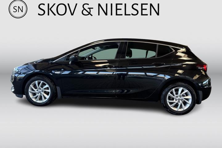 Sort Opel Astra fra 2020