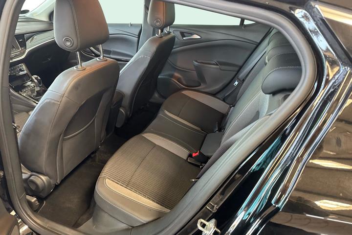 Sort Opel Astra fra 2020