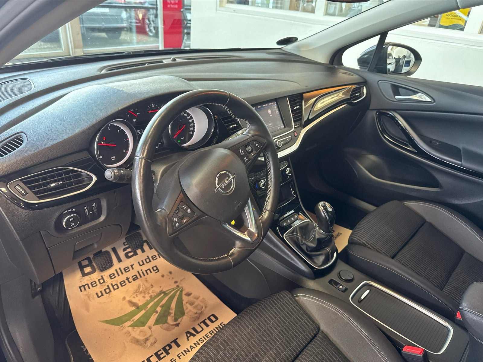 Sort Opel Astra fra 2020