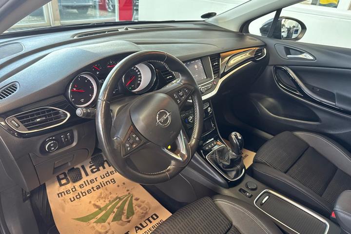 Sort Opel Astra fra 2020