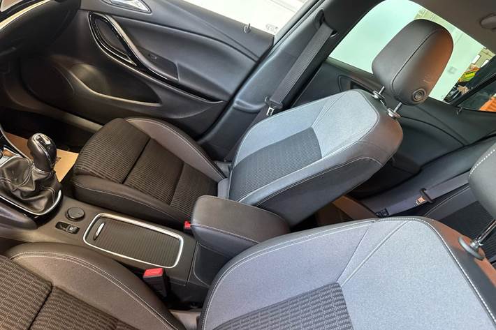 Sort Opel Astra fra 2020