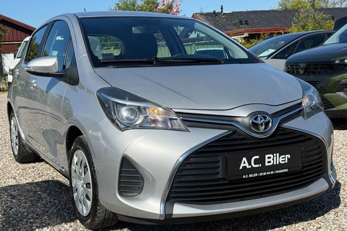 Grå Toyota Yaris fra 2015