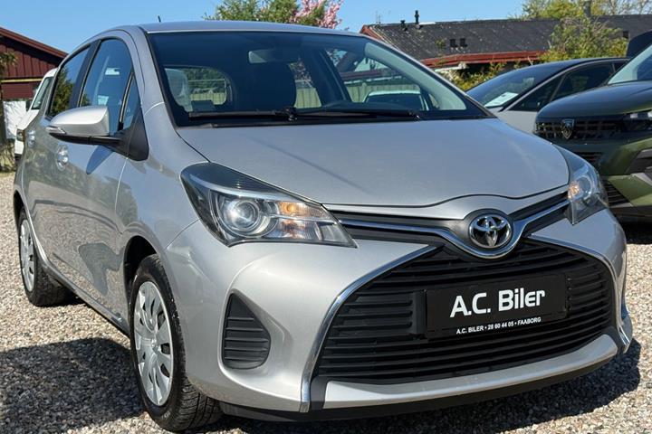 Grå Toyota Yaris fra 2015