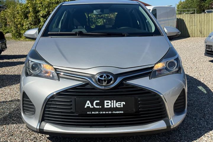Grå Toyota Yaris fra 2015