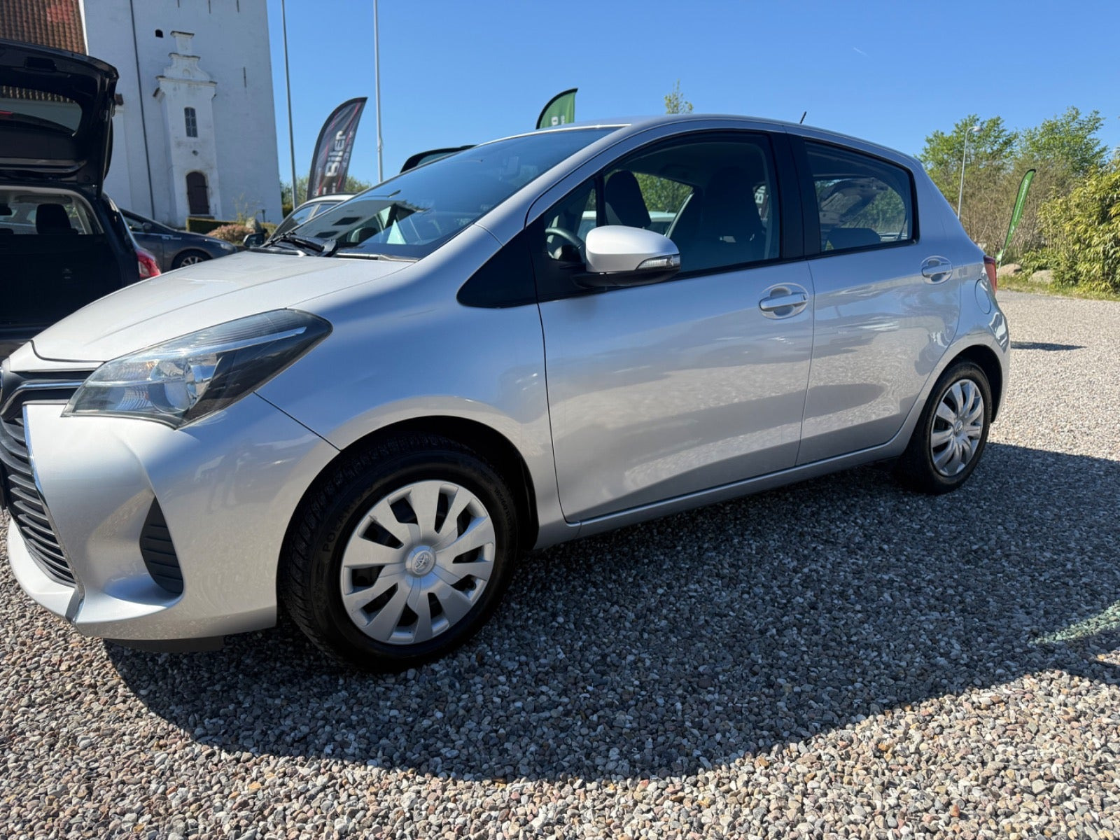 Grå Toyota Yaris fra 2015