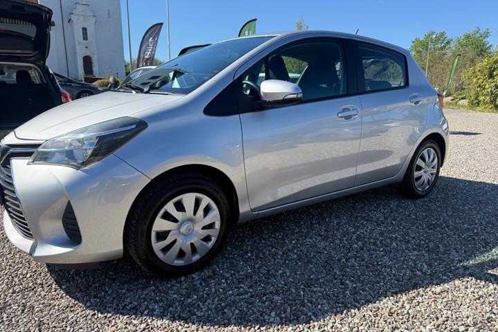 Grå Toyota Yaris fra 2015