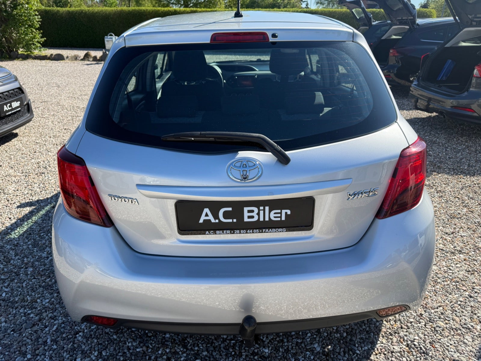 Grå Toyota Yaris fra 2015
