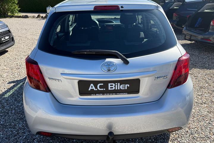 Grå Toyota Yaris fra 2015