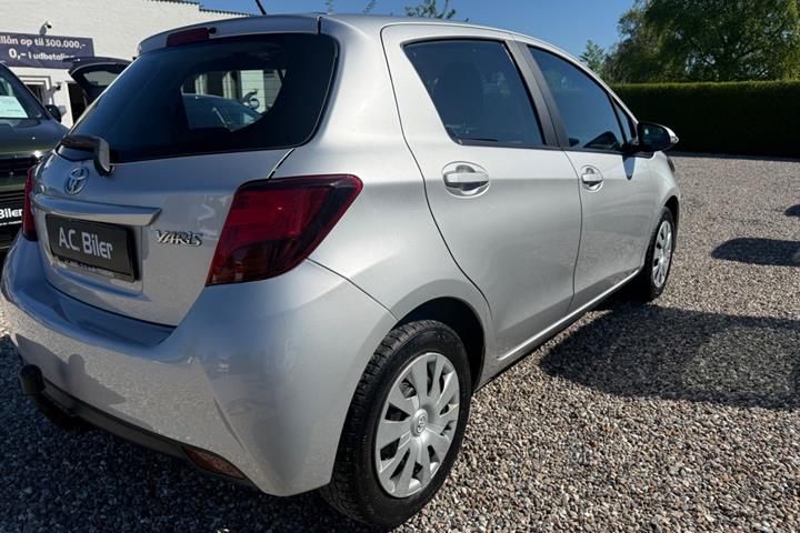 Grå Toyota Yaris fra 2015
