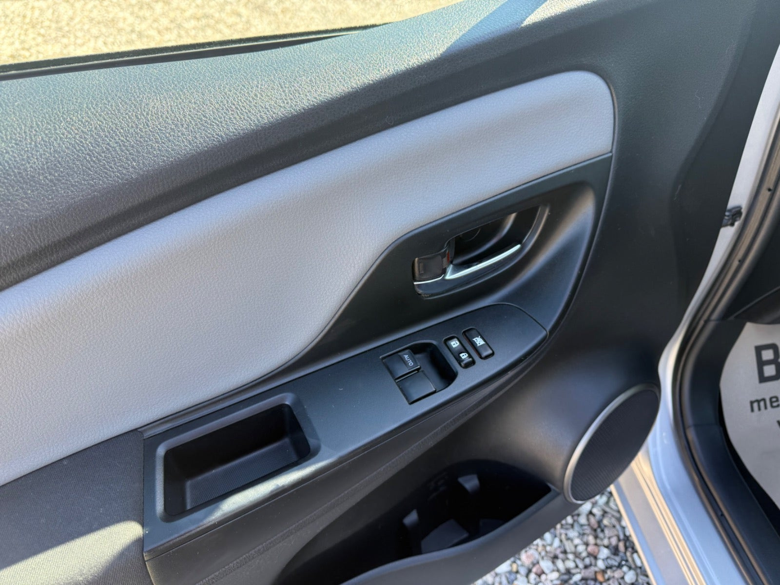 Grå Toyota Yaris fra 2015