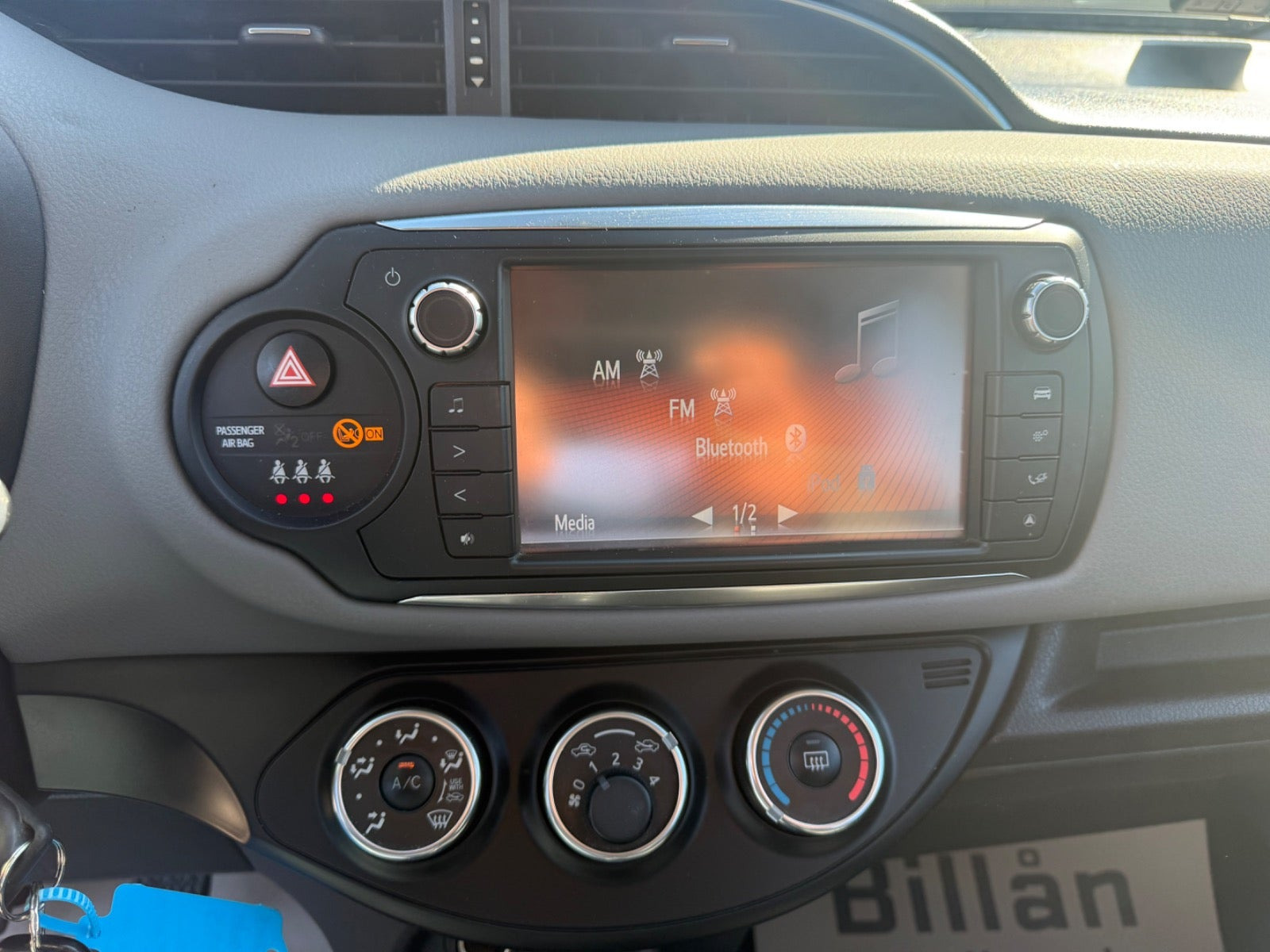 Grå Toyota Yaris fra 2015