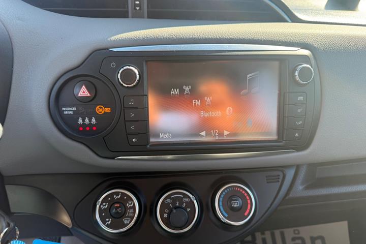 Grå Toyota Yaris fra 2015
