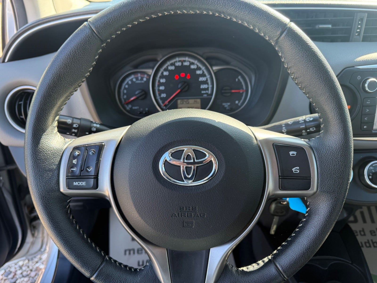 Grå Toyota Yaris fra 2015
