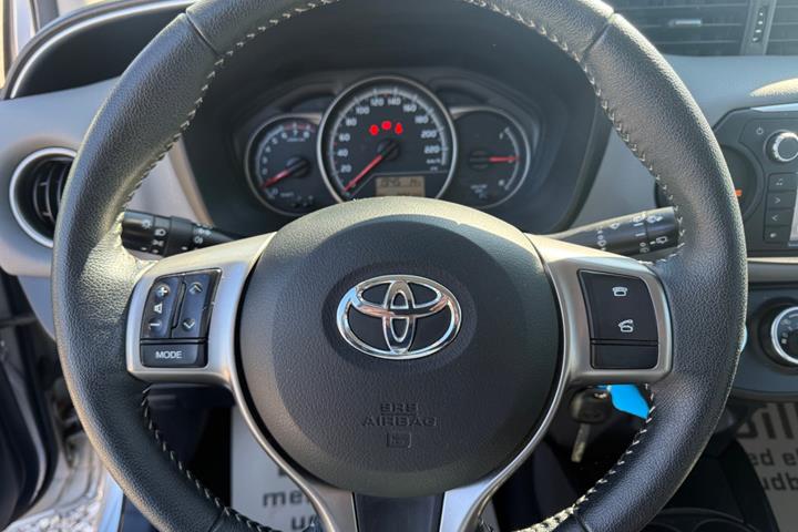 Grå Toyota Yaris fra 2015