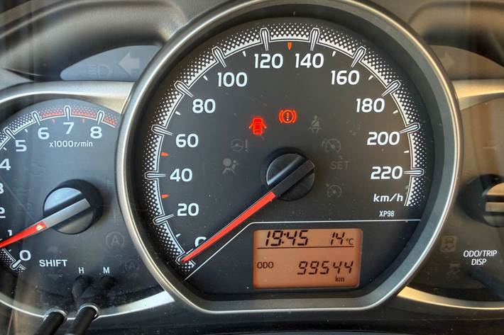 Grå Toyota Yaris fra 2015