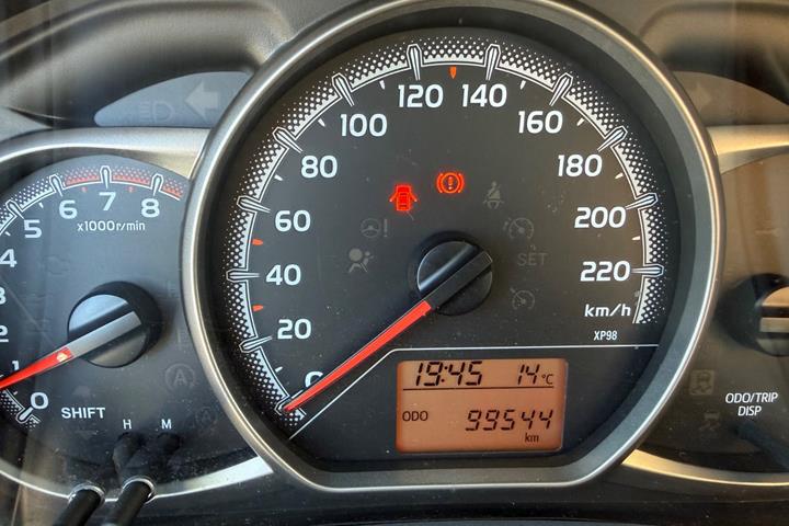 Grå Toyota Yaris fra 2015