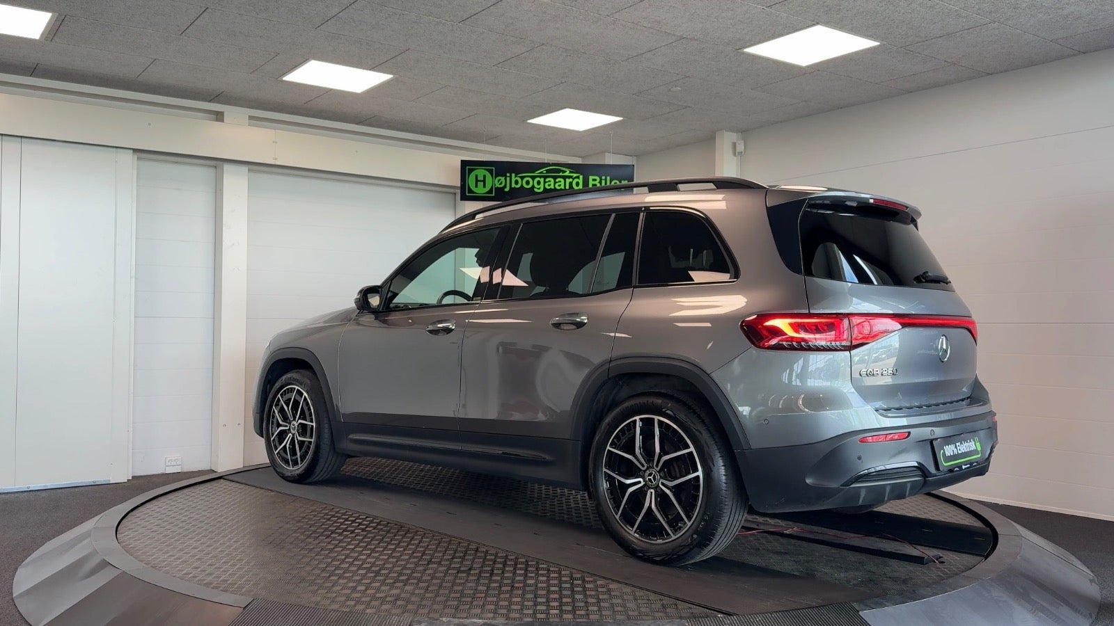 Grå Mercedes EQB250 fra 2022