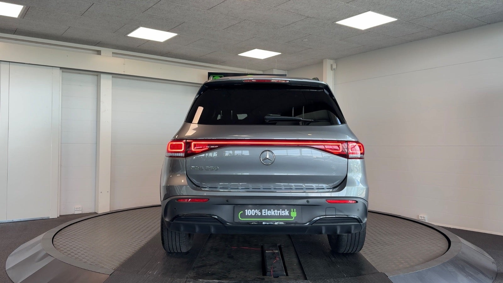 Grå Mercedes EQB250 fra 2022