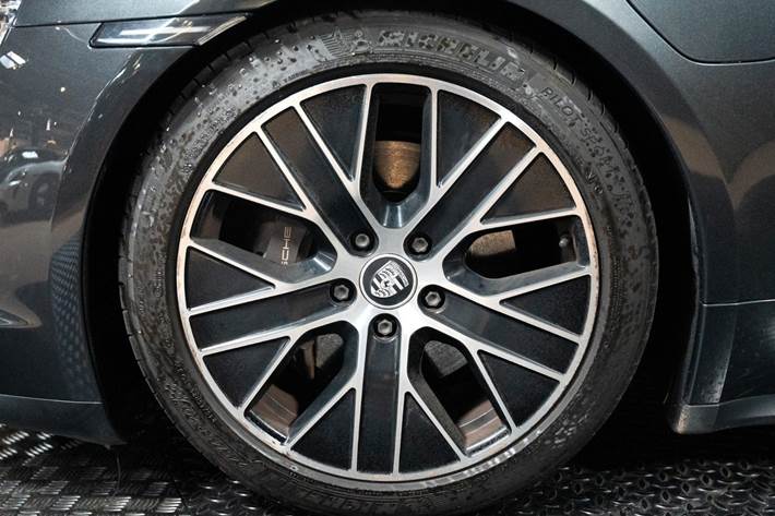Grå Porsche Taycan fra 2021