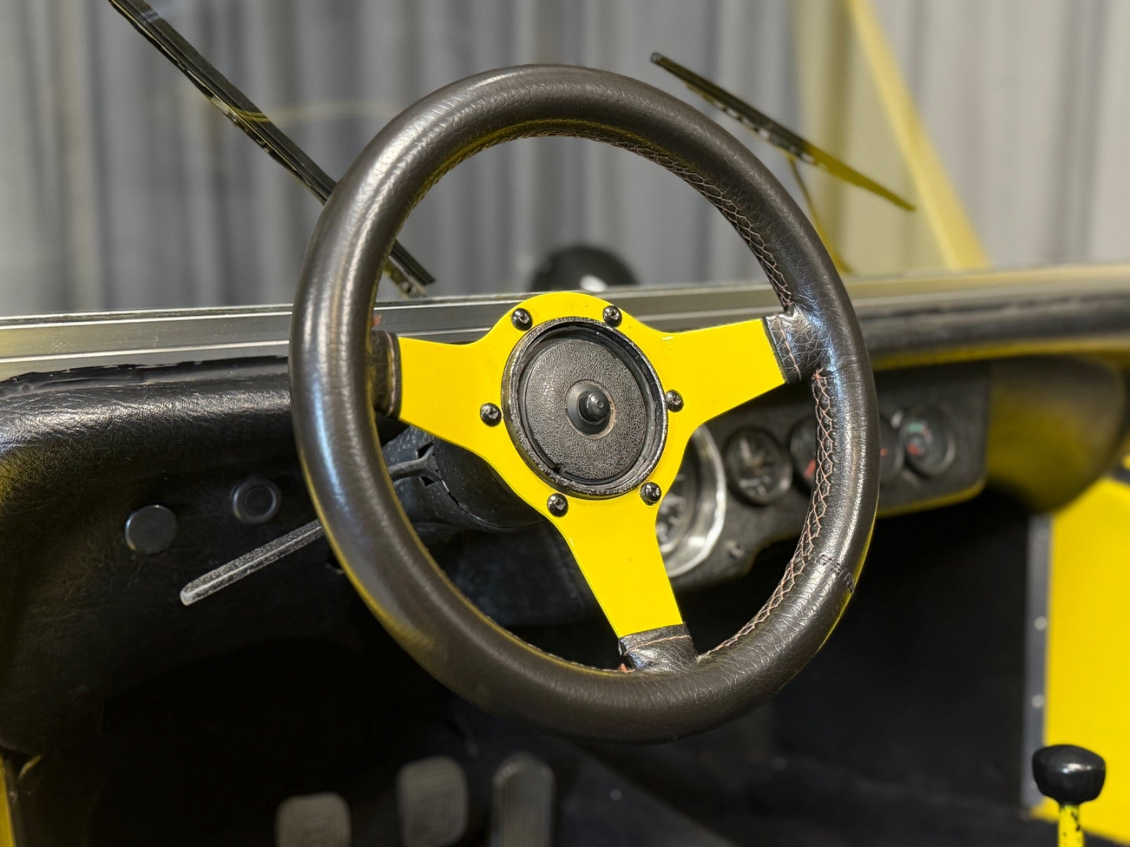 Gul VW Beach Buggy fra 1973 set indefra