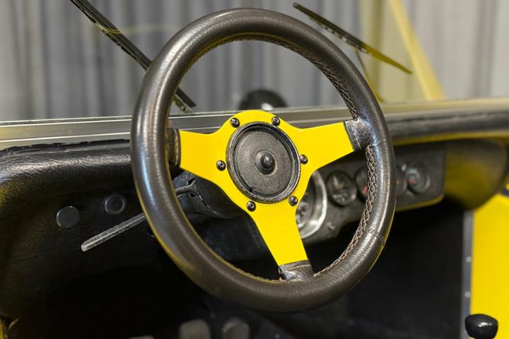 Gul VW Beach Buggy fra 1973 set indefra