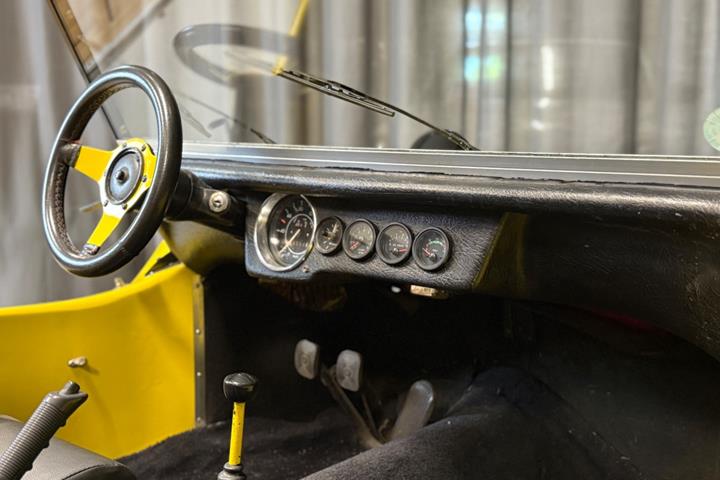 Gul VW Beach Buggy fra 1973 set indefra