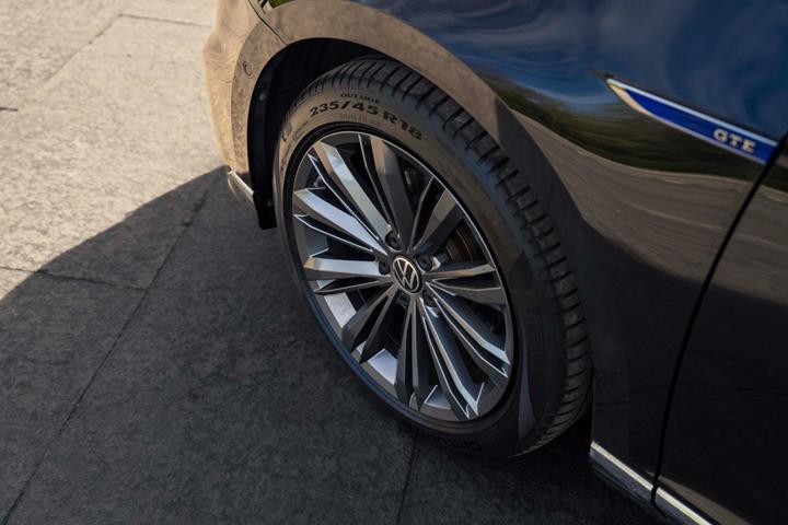 Sort VW Passat fra 2020