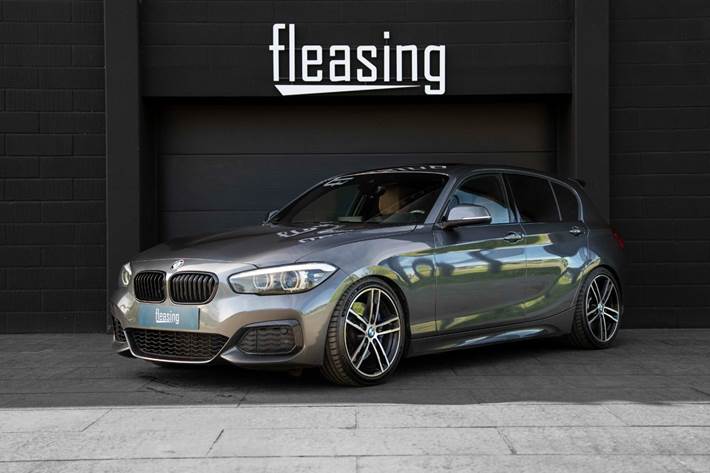 Grå BMW M140i fra 2018